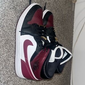 Maroon mid air jordan 1s